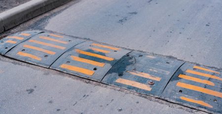 perbedaan-speed-bump-dan-speed-hump